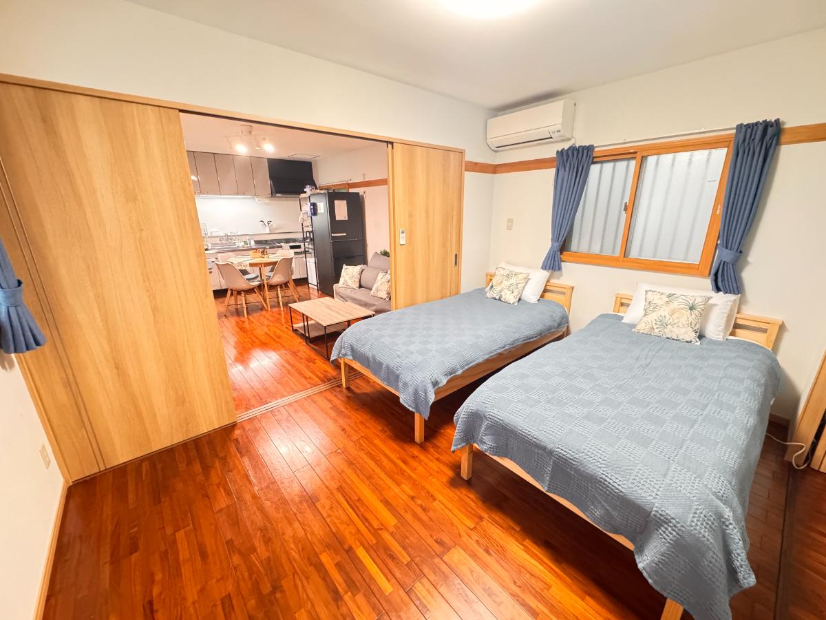 寝室（常設ベッド2台）