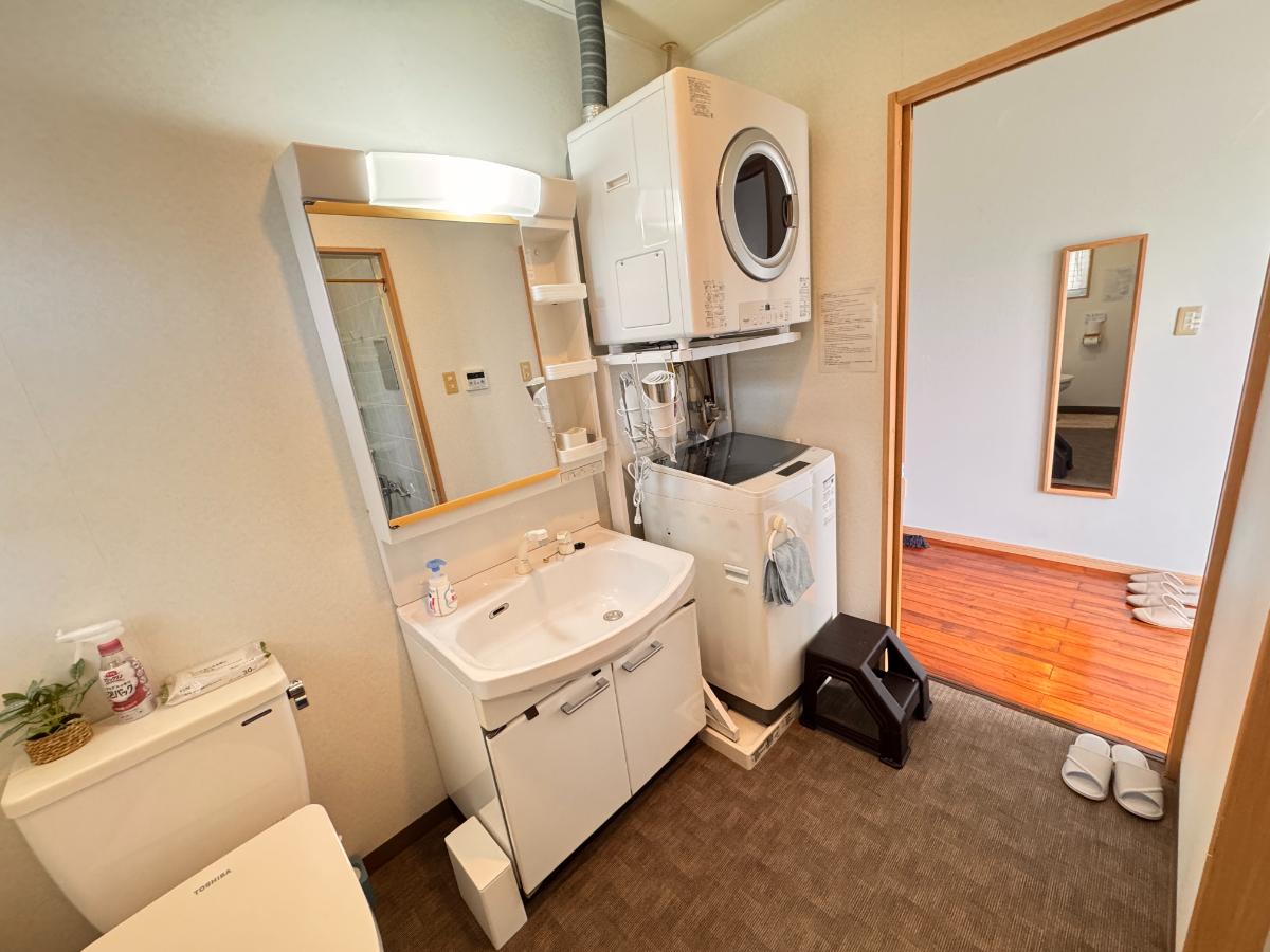 トイレ脱衣所（洗濯機、ガス衣類乾燥機）